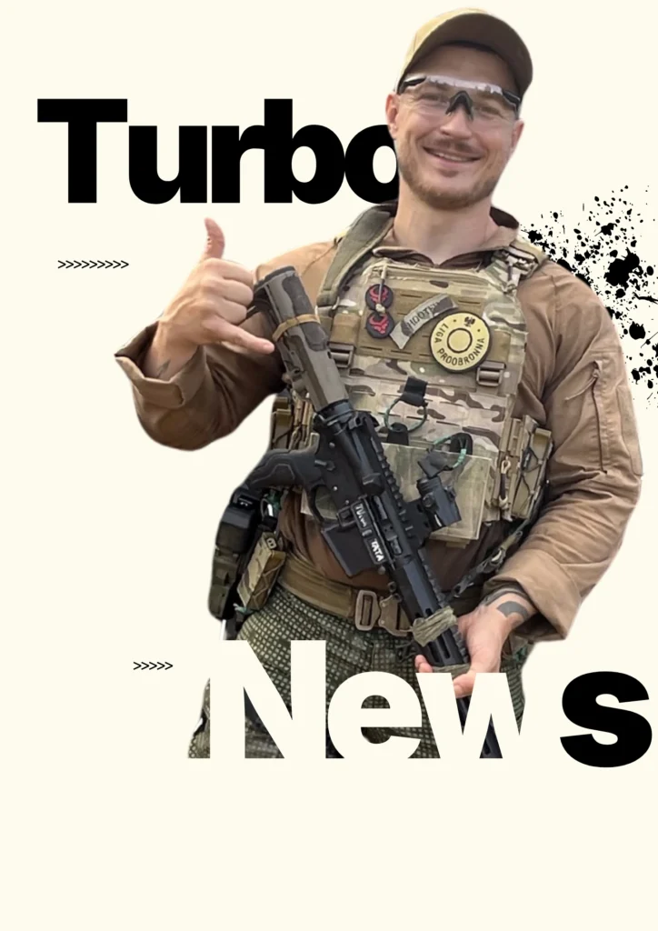 chris turbotata z gestem szaka i napisem turbo news